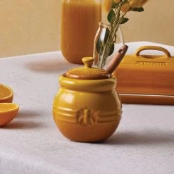 Le Creuset Honingpot Met Spatel Aardewerk Nectar -Keukengerei Winkel le creuset honingpot met spatel aardewerk nectar 1